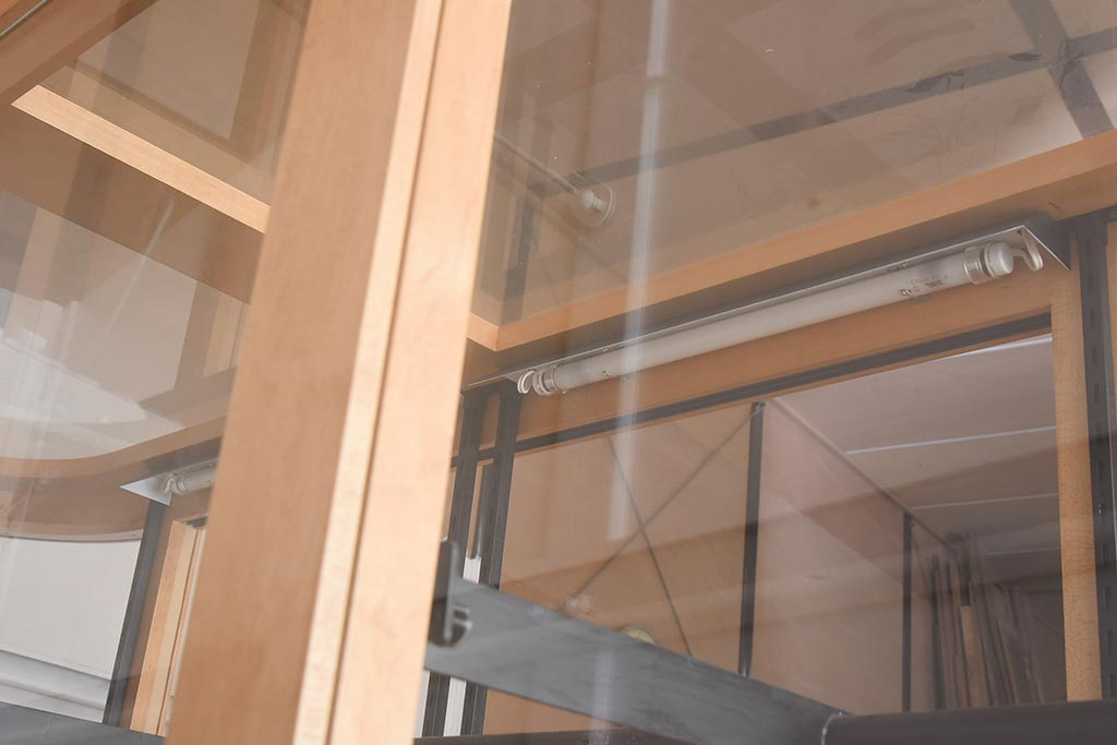 中古品　カバ材　特大サイズ　吊りタイプ　アクセントがおしゃれな日本製のガラスケース(ショーケース、陳列棚)(R-042149)